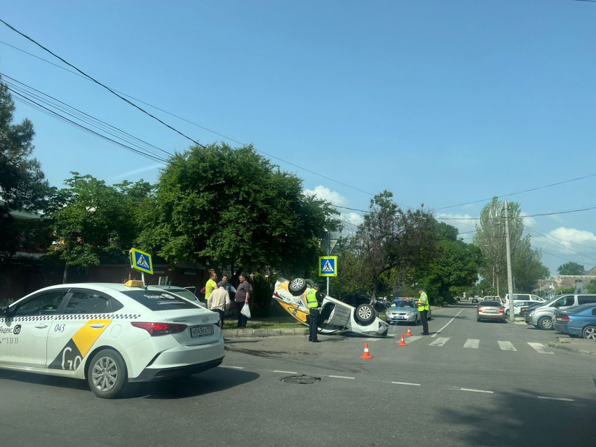  В Анапе на перекрёстке жёсткое ДТП с участием такси: машина перевернулась