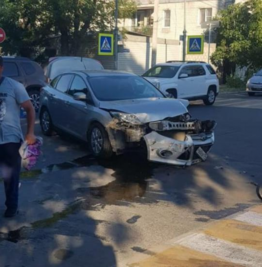 На перекрёстке в Анапе семья с маленьким ребёнком попала в ДТП