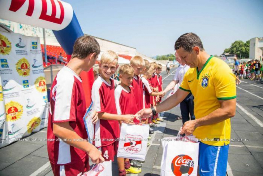 «Кока-кола» проспонсировала игры по дворовому футболу в Анапе