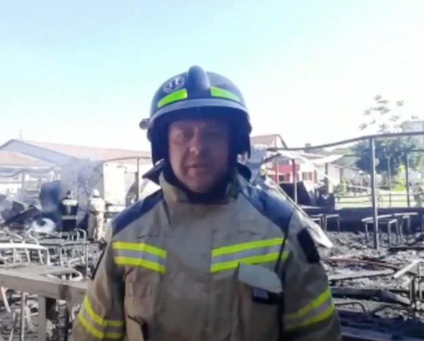 Из горящего кафе пожарные вынесли более 15 газовых баллонов 