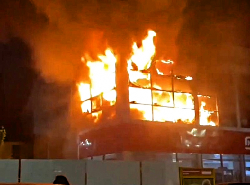 Ночью в Анапе сгорел мебельный центр – пострадавших нет