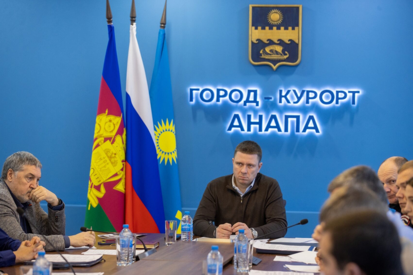 Первый замглавы Анапы Максим Мысаков покинул должность