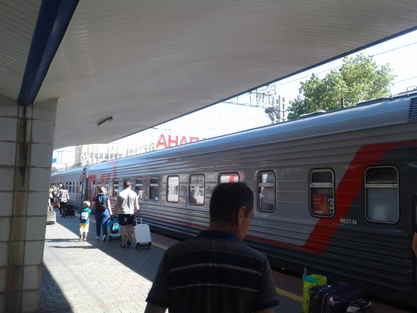 «Поехал бы раньше - попало бы в меня»: пассажир поезда, застрявшего в Анапе из-за взрыва