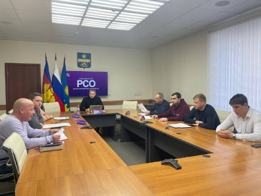 В праздничный день коммунальщики Анапы ремонтируют плитку и наводят порядок в сельских округах