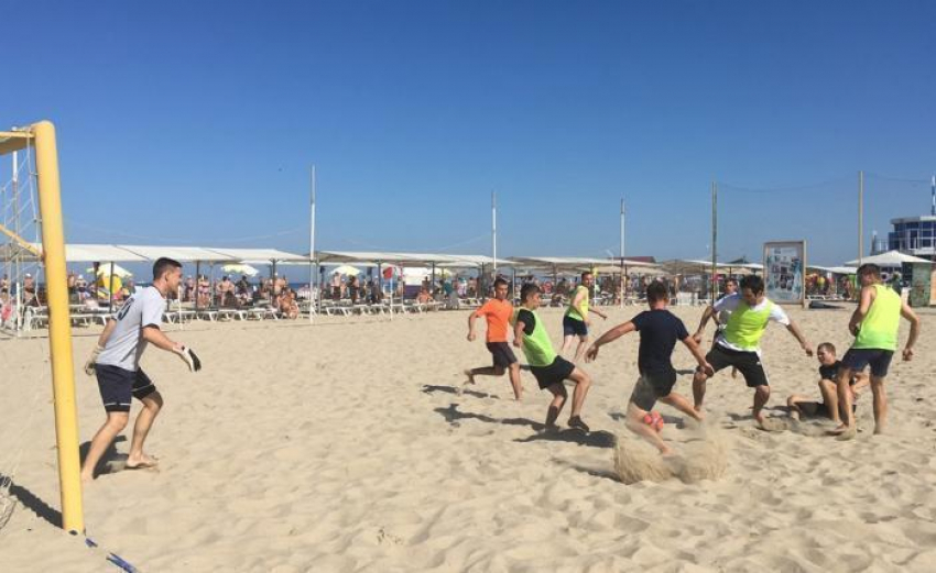 Футбольный матч на пляже Анапы состоится в любую погоду