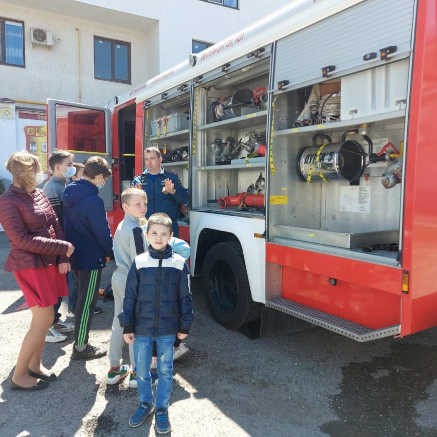 В Анапе «трудным» детям устроили экскурсию в пожарную часть