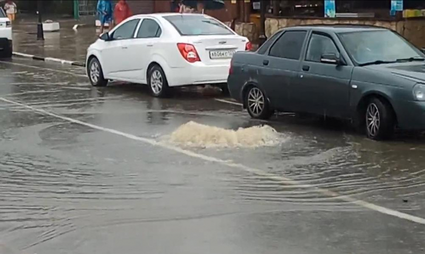 Дорога около центрального пляжа в Анапе превратилась в реку