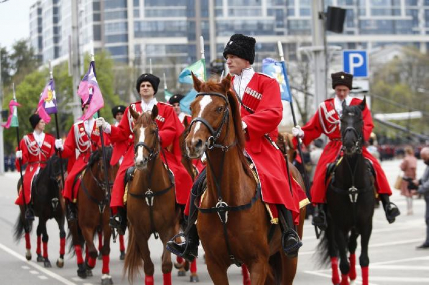 Анапские казаки прошли парадным строем в Краснодаре