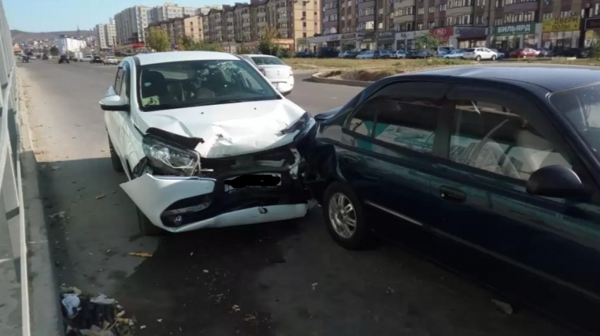В Анапе сразу четыре автомобиля попали в ДТП: пострадал человек
