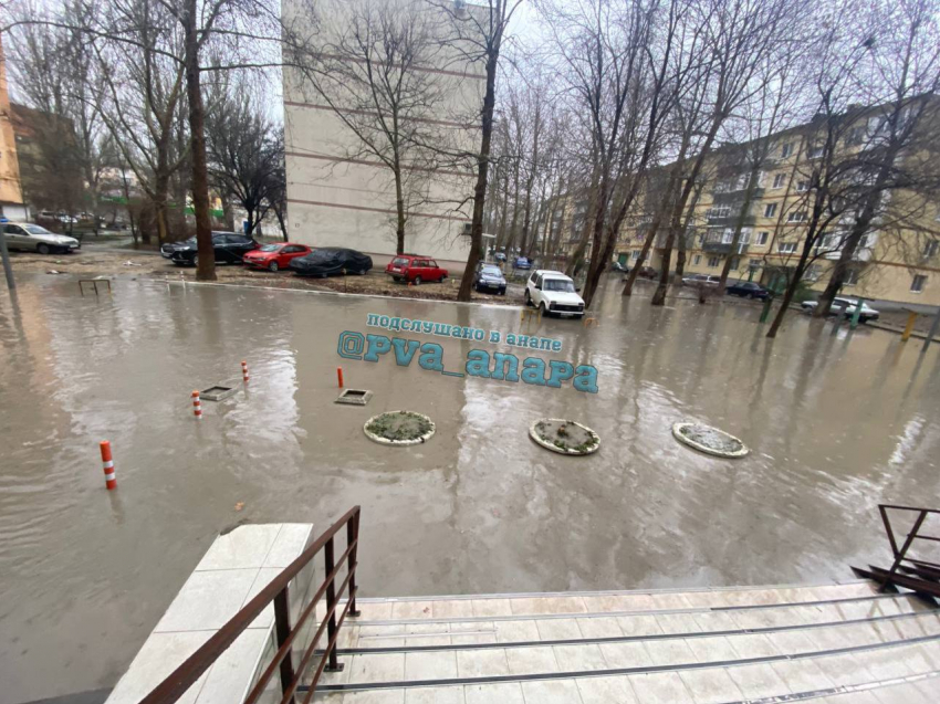 Жители Анапы утонули в грязной луже у собственного дома