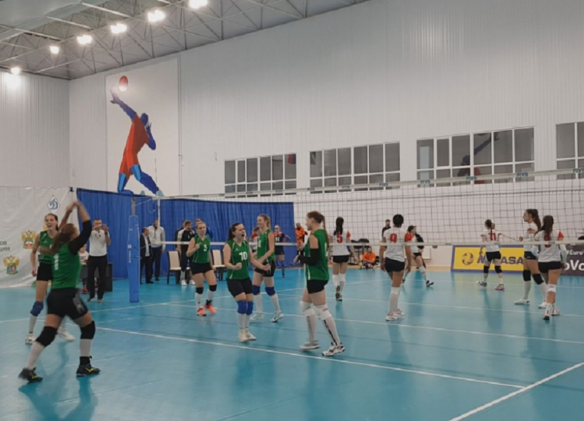 В Анапе прошло первенство по волейболу среди таможенников