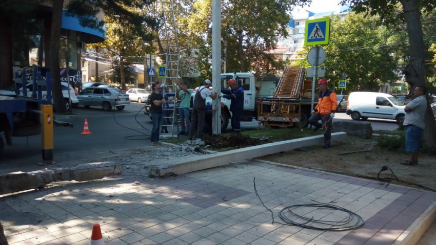 В Анапе в результате ДТП машина снесла бетонный столб