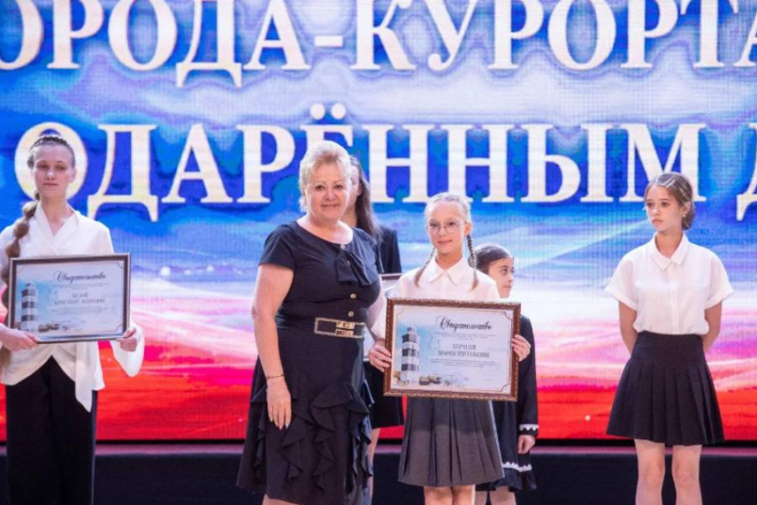 В Анапе 98 одарённых детей получили премии администрации