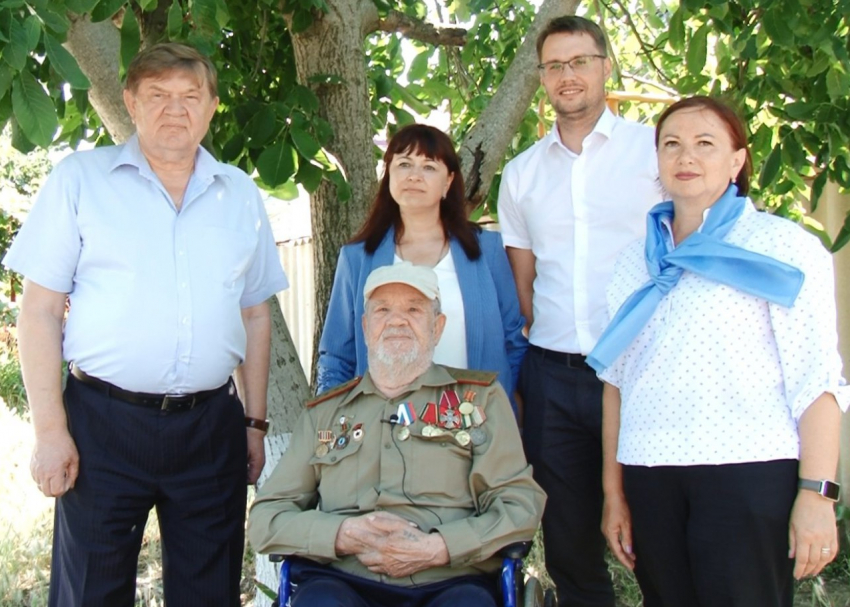 Ветеран БАМа Геннадий Сатуленков в Анапе награжден юбилейной медалью