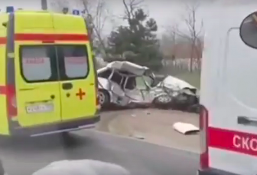 Жёсткое ДТП на въезде в Анапу: «четверка» в хлам. Прибыли «Скорая» и пожарные