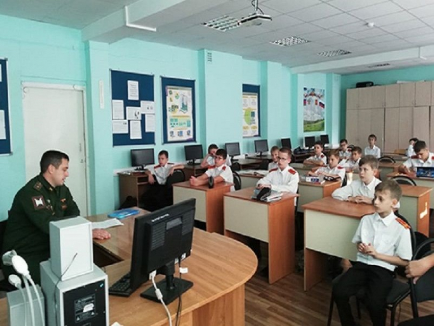 Офицеры технополиса «Эра» провели в школах Анапы уроки мужества