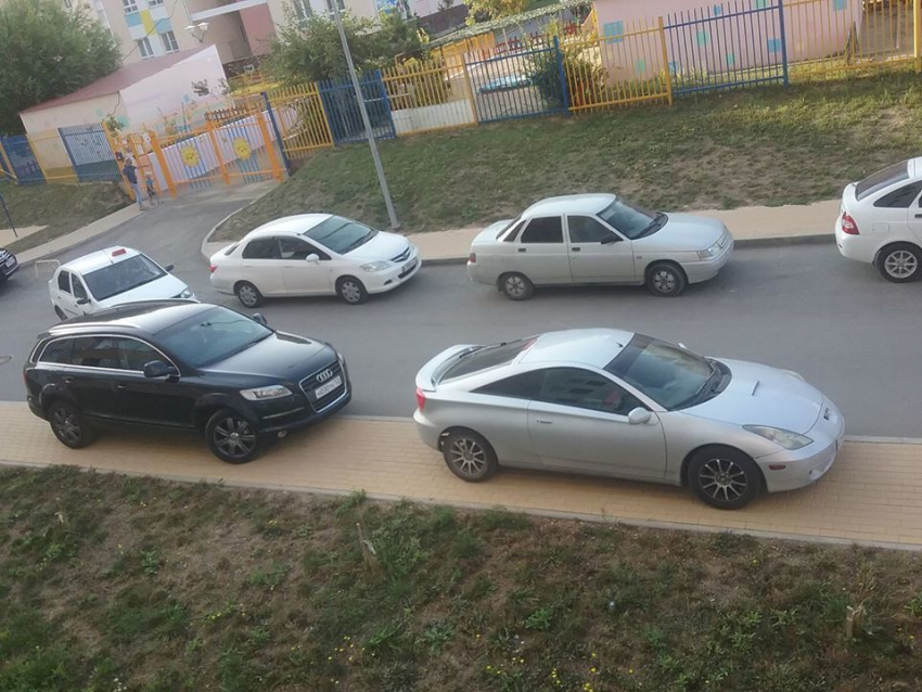 Автомобилям в Анапе хотят проколоть колеса: автохамы паркуются прямо на тротуаре