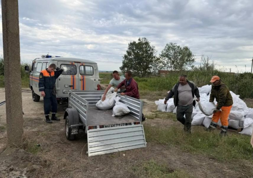 Уровень воды в Кубани контролируют у Джигинки: в Анапе укрепляют участки дамбы