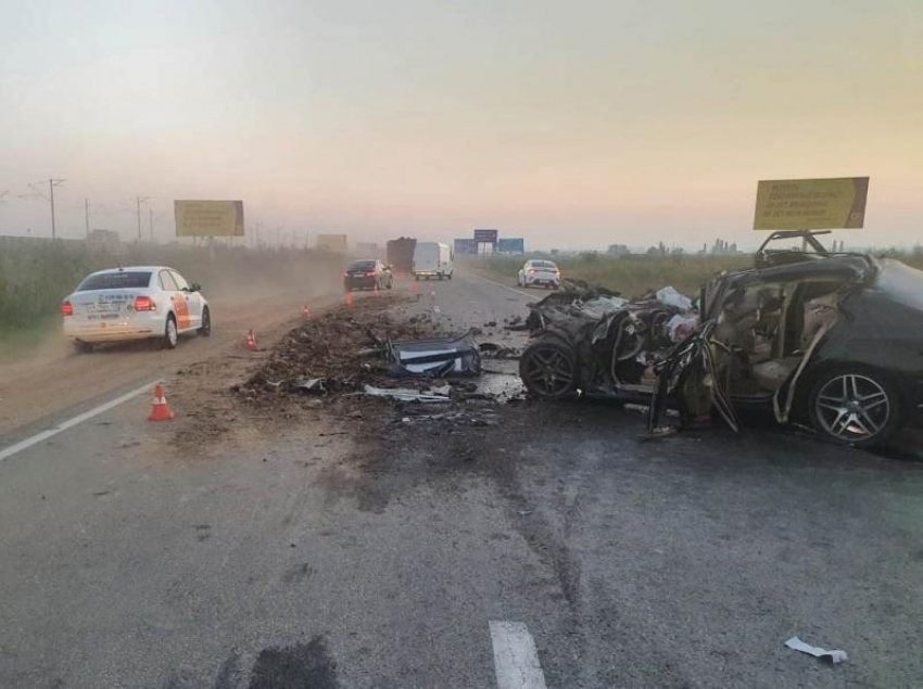 Mercedes не спас: на дороге Анапа - Краснодар в ДТП с грузовиком погибли три человека