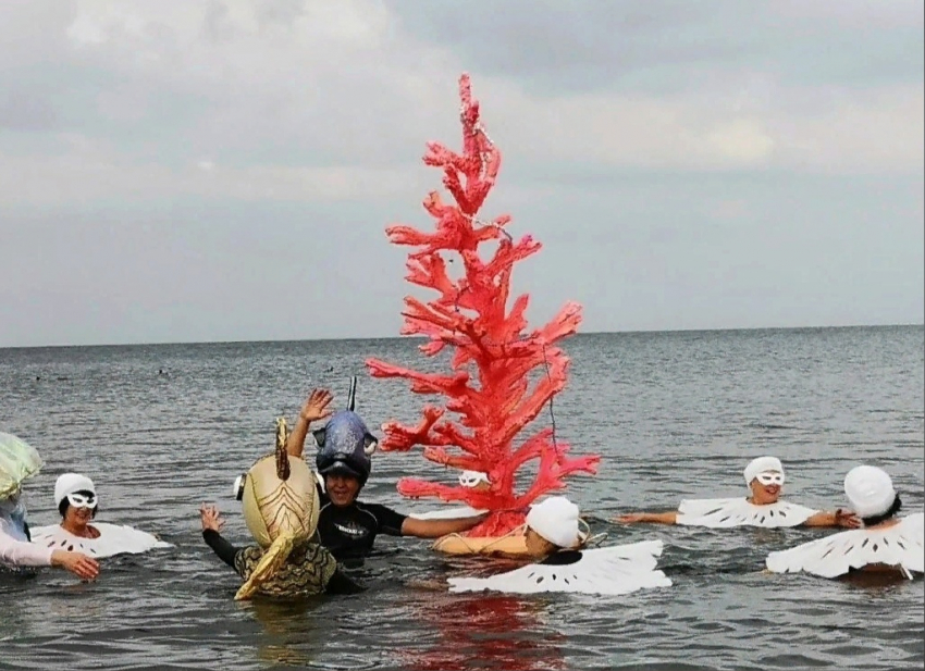 Коралловая елка, Нептун и Дед мороз: моржи Анапы устроили праздник 