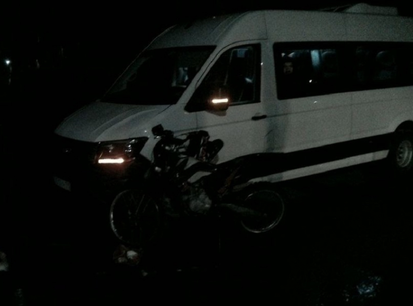 В Анапе мотоцикл влетел под автобус