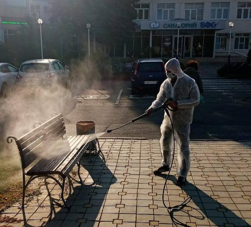 В Анапе активно дезинфицируют остановки, парки и скверы