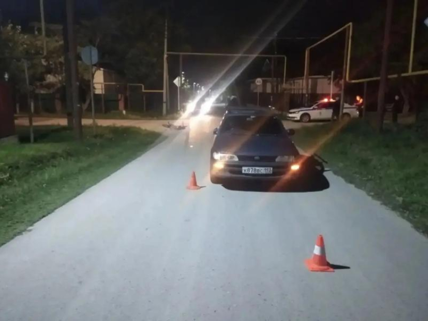 В Гостагаевской подросток на велосипеде с мотором попал под машину