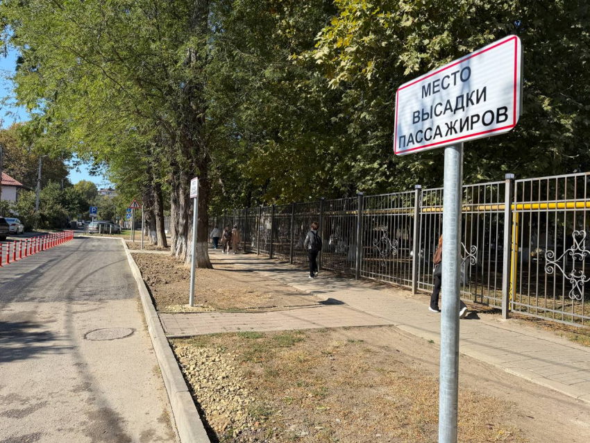 У анапской школы изменили парковку после опасных высадок детей на дороге