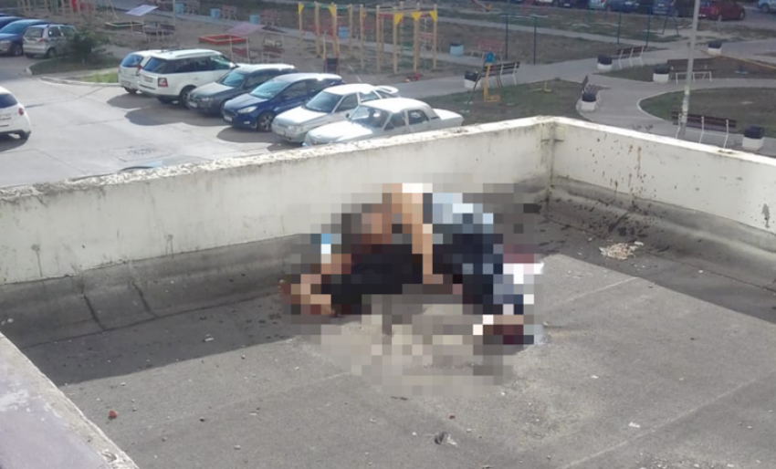 На Анапском шоссе на козырьке подъезда обнаружили труп мужчины