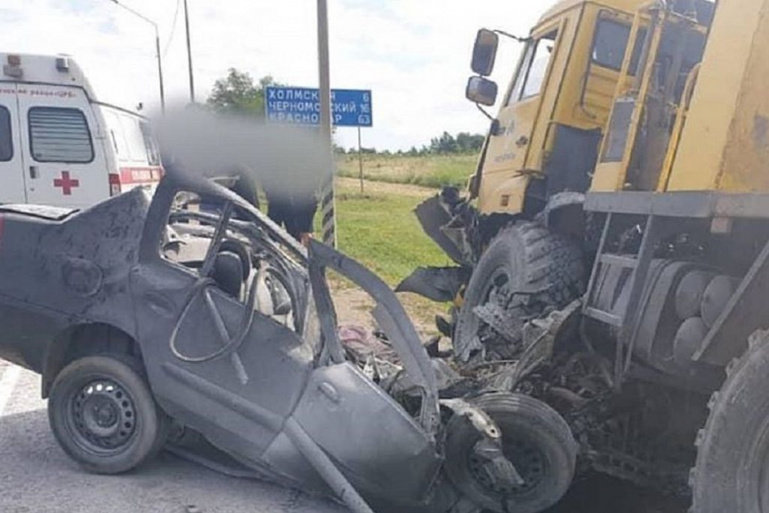 На трассе Краснодар-Анапа под колесами КамАЗа погиб водитель иномарки