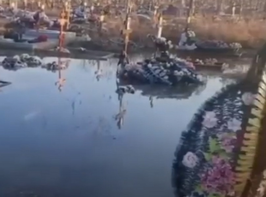 В Анапе уже второй раз затопило городское кладбище