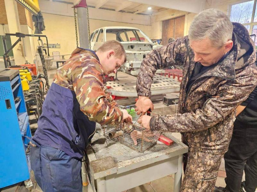 Специальные лопаты для просеивания песка изготавливают на Кубани