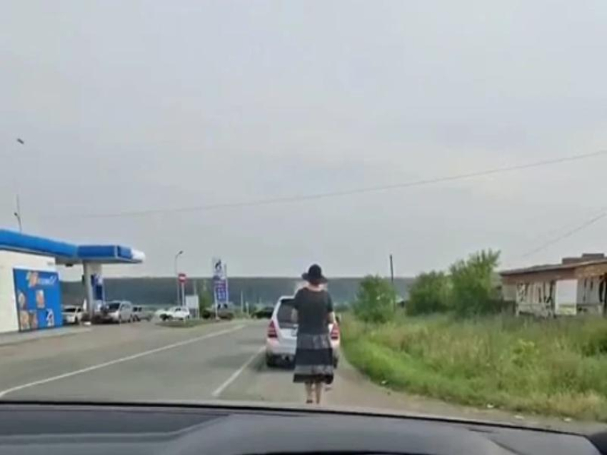 Женщина «заняла очередь» на АЗС пешком: и видео с ней сразу завирусилось