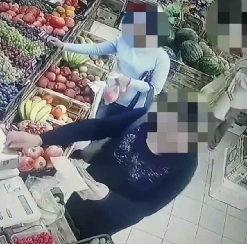 Видео: две женщины обманывают продавцов при расчетах на кассе в магазинах Анапы