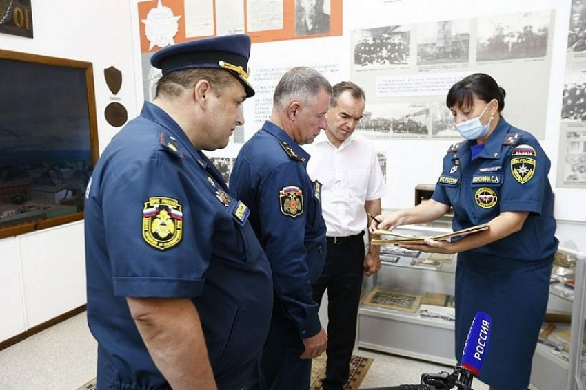 Министр ГО И ЧС России посетил Центр управления кризисными ситуациями в Краснодаре
