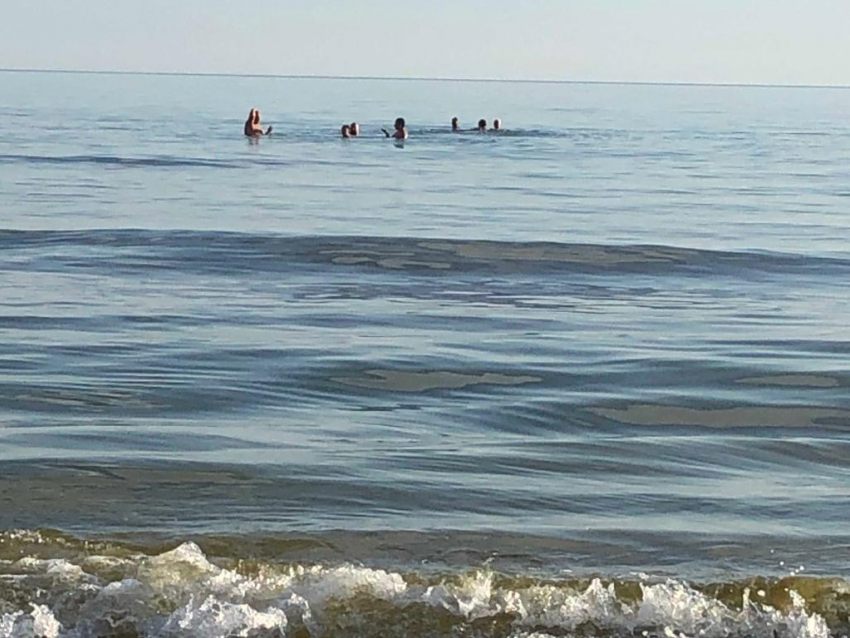 Температура воды охотское. Море Альборан. Море Альборан температура воды. Какое сейчас море. Самая теплая вода в черном море сейчас.