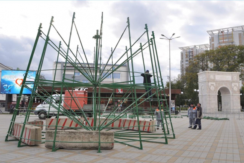 На Театральной площади в Анапе устанавливают главную городскую ёлку 