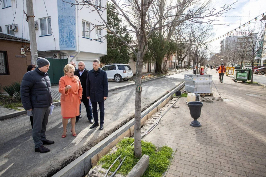 Власти Анапы потребовали ускорить благоустройство аллеи на улице Терской