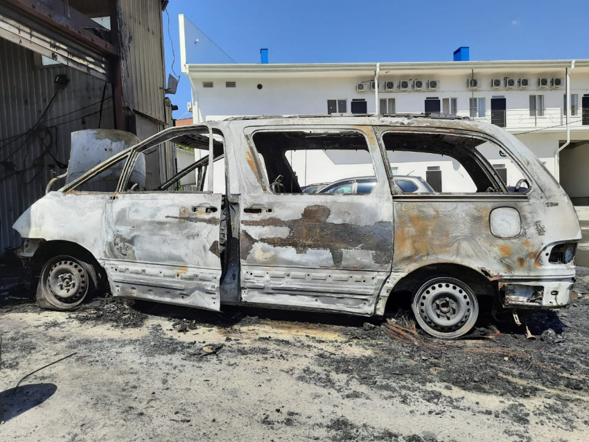 В Анапе на улице Астраханской полностью сгорела «Тойота"