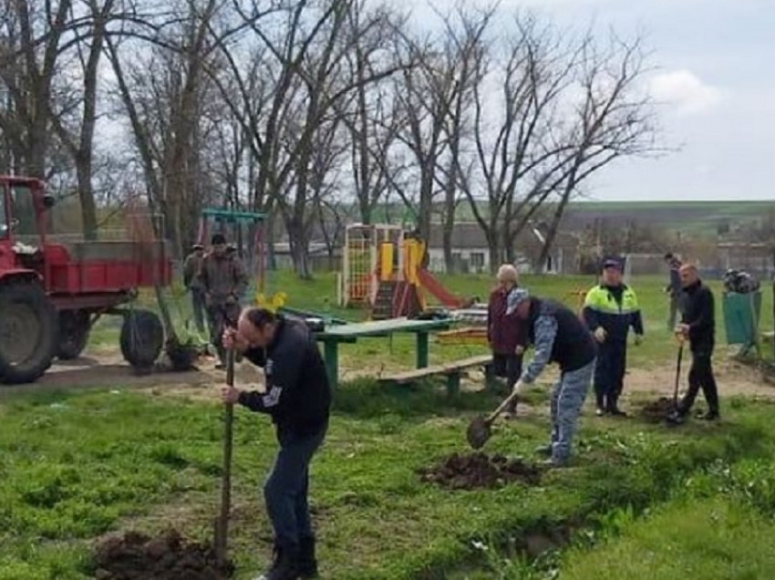 Несколько сотен сельчан приняли участие в сегодняшних субботниках в Анапе