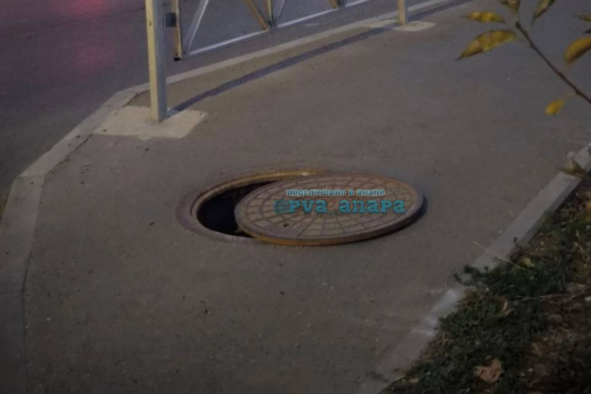 Мужчина едва не провалился в люк на перекрёстке в Анапе