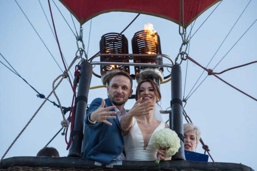 В Анапе молодожёны отметили свадьбу на воздушном шаре. Эмоции зашкаливали