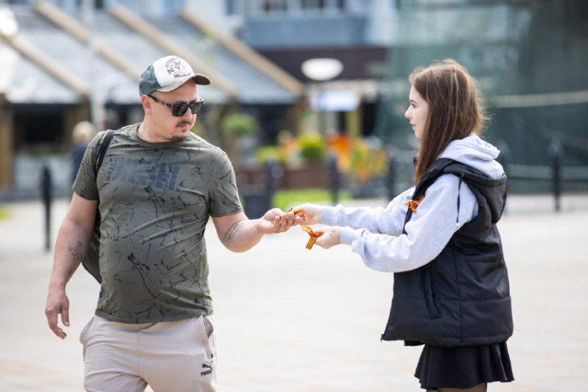 В Анапе начали раздавать Георгиевские ленты