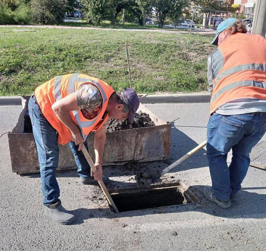 В центре Анапы чистят ливнёвки