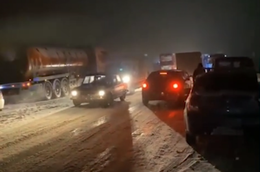 Сегодня ночью снегопад парализовал движение машин на трассе под Анапой