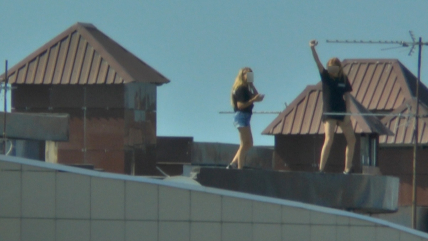 Опасное видео в Анапе: ради крутого селфи девчонки танцевали на краю крыши высотки