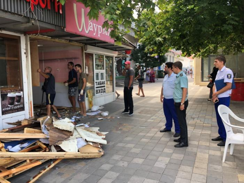 На ул. Крымской в Анапе снесли нелегальную шаурмичную