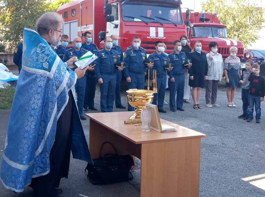  В Анапе пожарные совершили молебен в честь Дня иконы Пресвятой Богородицы