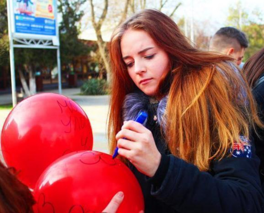 В Анапе запустили шары с пожеланиями здоровья в Международный день детей, больных раком
