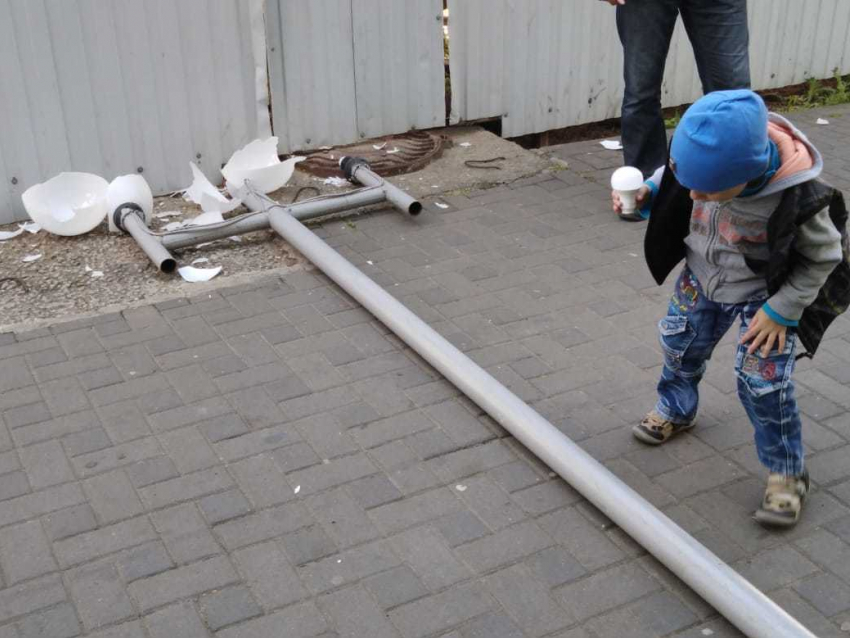 Прямо сейчас: в Анапе семью с маленьким ребенком едва не покалечил упавший столб